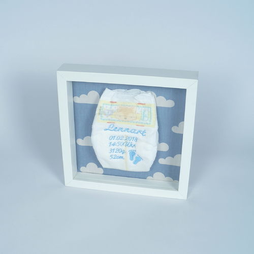 Bestickte Windel mit Name Geburtsdaten im Rahmen hellblau mit Wolken